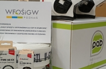 tablica informacyjna, obok pudelko kartonowe